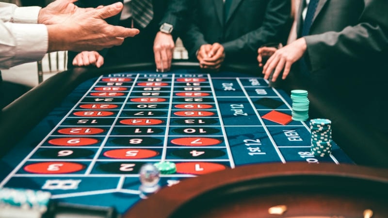 Near-misses in slots trigger win-like feelings and encourage overplay