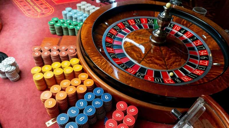How does the payout process work in online casino games?